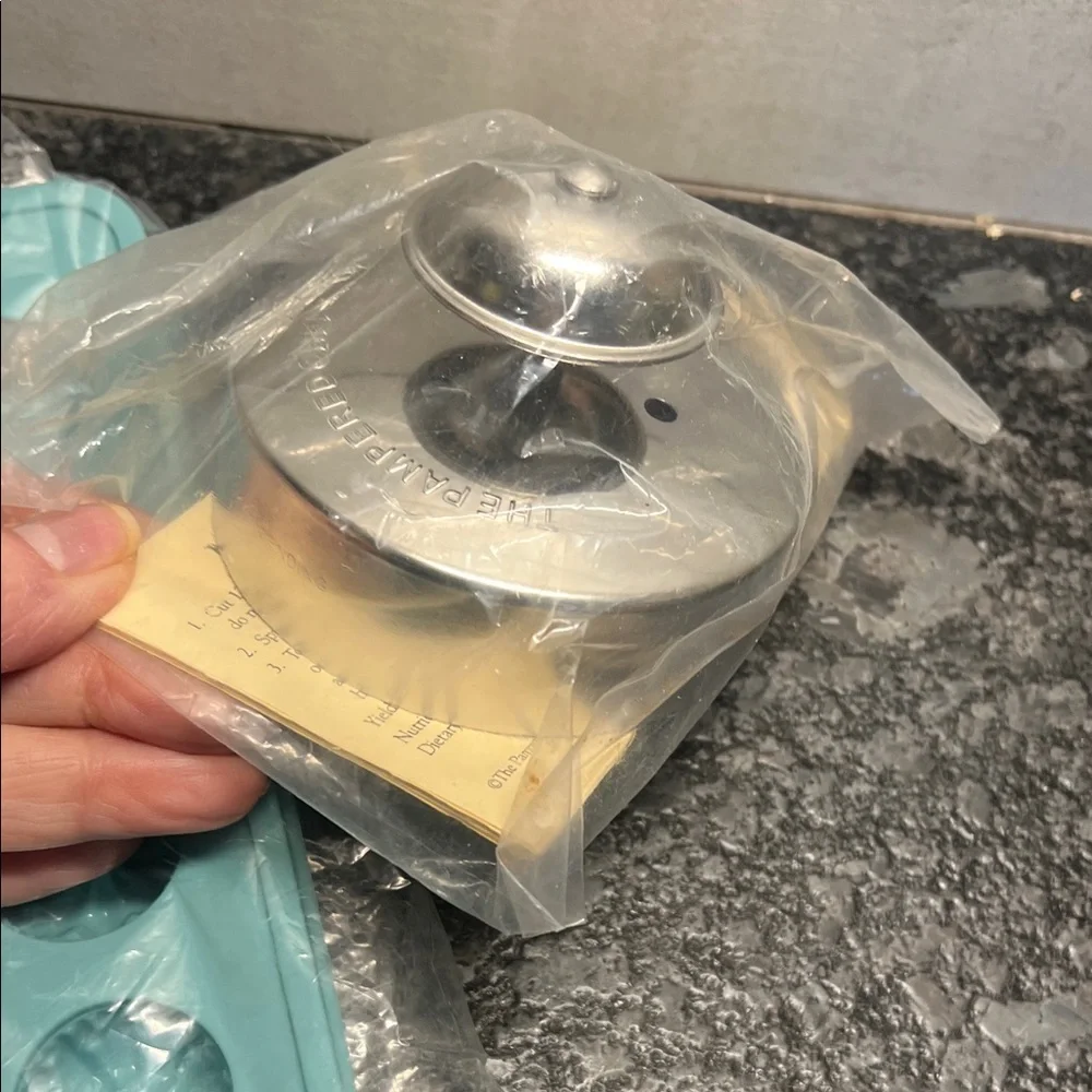 Pampered Chef Teal Chocolate Mold and Cut-N-Seal Tool and Apple corer BUNDLE